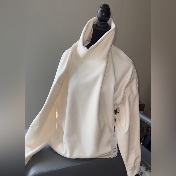 NWT Alo Yoga Polar Fleece Hazy Pullover in Ivory Size Medium - Giftable ! - Picture 2 of 9